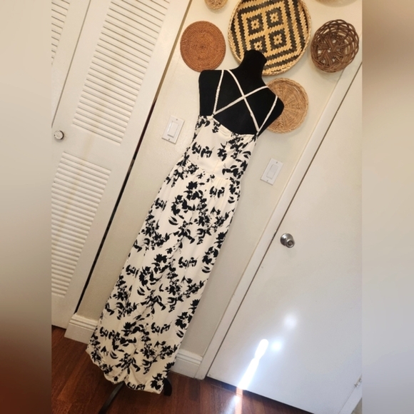 LAST ONE! Black And White Sleeveless Maxi Dress With Cutout - Picture 9 of 11